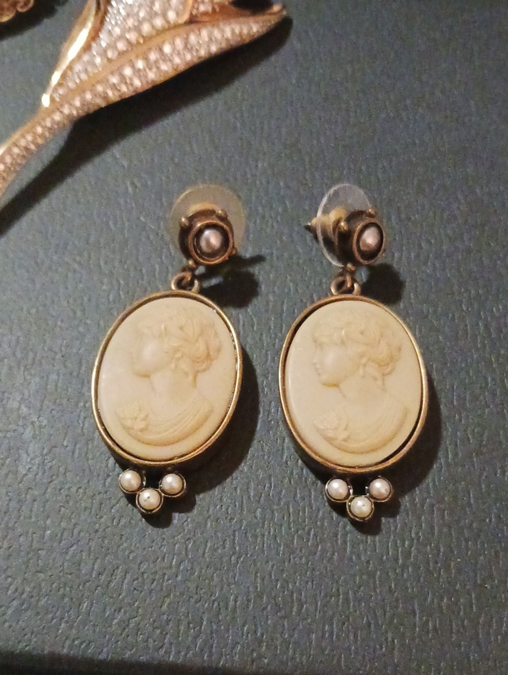 Extasia vintage-revival Cream Cameo Drop Earrings - Unbranded